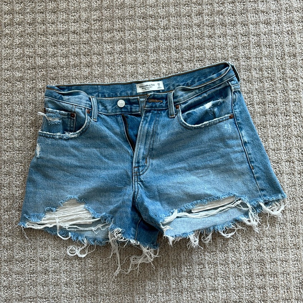 Midrise boyfriend Jean short- medium destroy